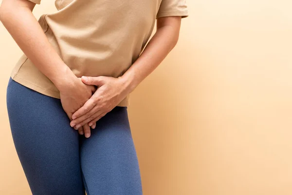 Primo piano donna malata con le mani tenendo premendo il suo isolat inguine — Foto Stock