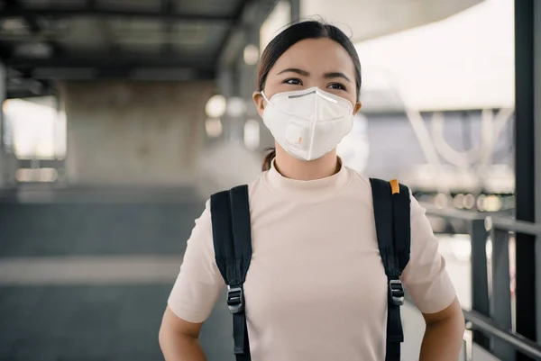 Woman wearing the N95 mask — Stock Photo, Image