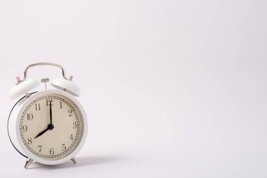 Beyaz arkaplanda beyaz alarm saati izole edildi