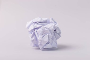 Kağıt beyaz zemin üzerine izole parçalamak