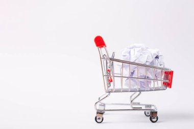 Alışveriş arabasındaki kağıt parçası beyaz arka planda izole edilmiş.