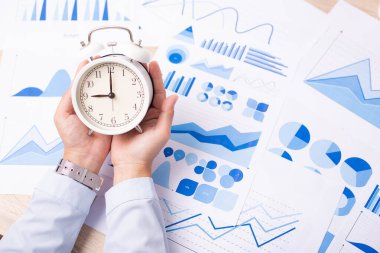 Belgede saati tutan kadın