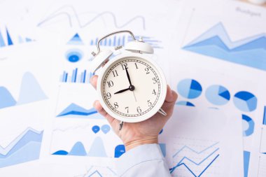 Belgede saati tutan kadın