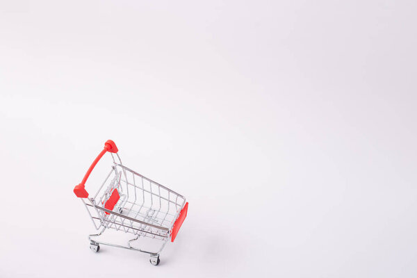 Корзина изолированы на белом фоне