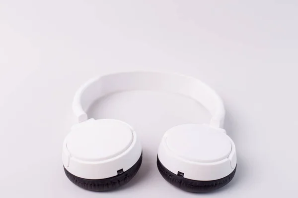 Casques blancs isolés sur fond blanc — Photo