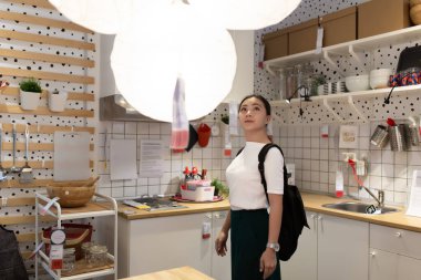 Kadın alışverişi ve mutfak odası için dekoratifi seçmek.