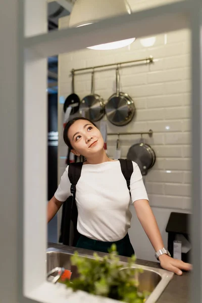 Mujer de compras y elegir el decorativo para la sala de cocina — Foto de Stock