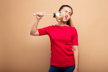 Eldivenli kadın. Arka planda izole edilmiş iz yok.