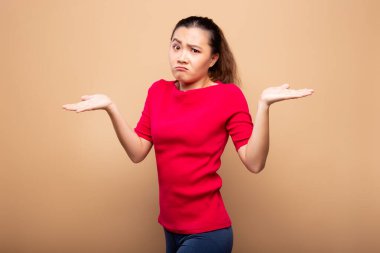 Kadın arka planda kendini şaşkın hissediyor