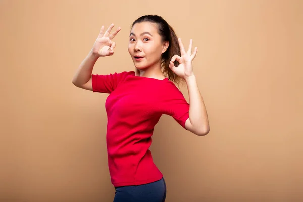 Mujer feliz mostrando gesto OK aislado en el fondo —  Fotos de Stock