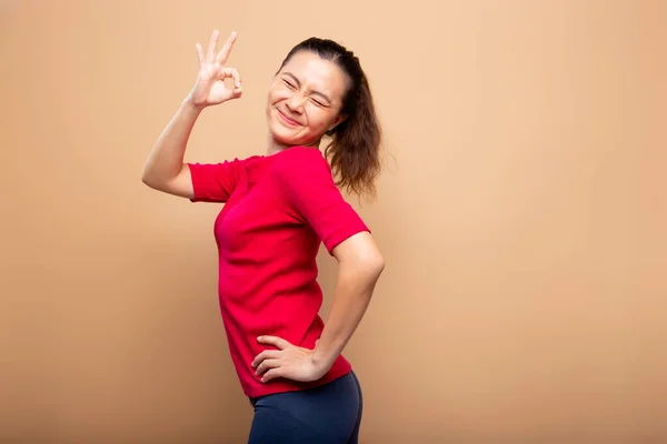 Mujer feliz mostrando gesto OK aislado en el fondo —  Fotos de Stock