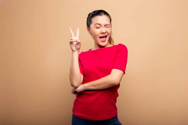 Retrato de sonrisa de mujer feliz y signo de paz con el dedo —  Fotos de Stock