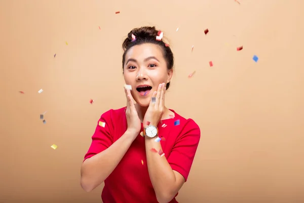 Retrato de una mujer alegre con lluvia de confeti y celebrando —  Fotos de Stock