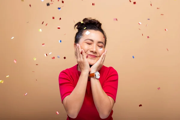 Retrato de una mujer alegre con lluvia de confeti y celebrando —  Fotos de Stock