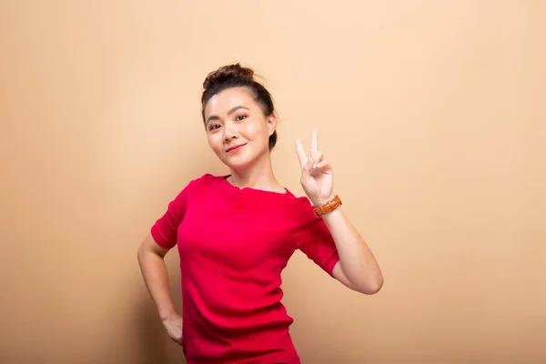 Retrato de sonrisa de mujer feliz y signo de paz con el dedo —  Fotos de Stock