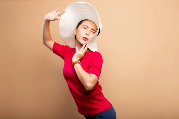 Mujer retrato con sombrero grande aislado sobre fondo beige marrón — Foto de Stock