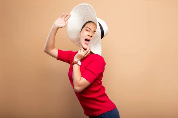 Mujer retrato con sombrero grande aislado sobre fondo beige marrón —  Fotos de Stock