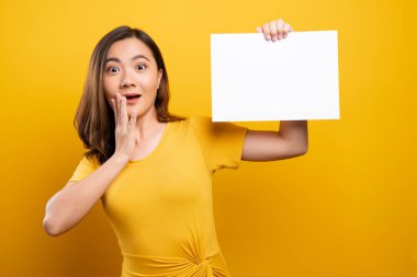 Sarı arkaplan üzerinde kağıt kopyalama alanı gösteren kadın