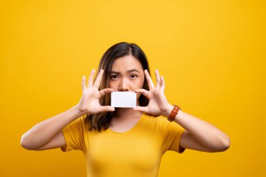 Kızgın kadın kağıt kartla yüzünü kapatıyor.