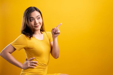 Sarı arkaplan üzerinde izole edilmiş kopyalama alanını gösteren kadın