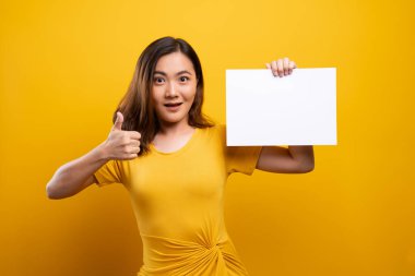 Sarı arkaplan üzerinde kağıt kopyalama alanı gösteren kadın