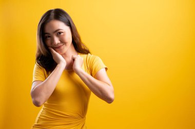 Mutlu kadın düşünüyor ve dikiliyor sarı sırtüstü