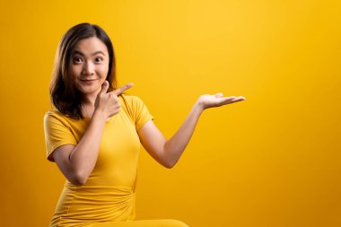 Sarı arkaplan üzerinde izole edilmiş kopyalama alanını gösteren kadın