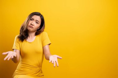 Sarı arka planda kendini yalnız hisseden kadın.