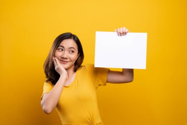 Sarı arkaplan üzerinde kağıt kopyalama alanı gösteren kadın