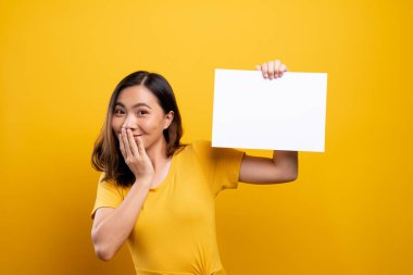 Sarı arkaplan üzerinde kağıt kopyalama alanı gösteren kadın