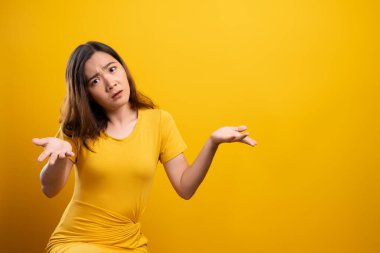 Sarı arka planda kendini yalnız hisseden kadın.