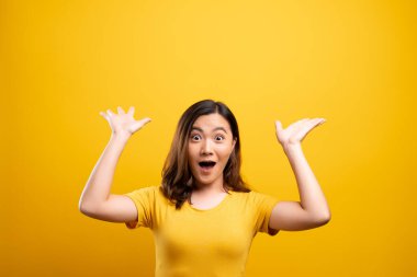 Sarı arka planda izole edilmiş heyecanlı kadın portresi