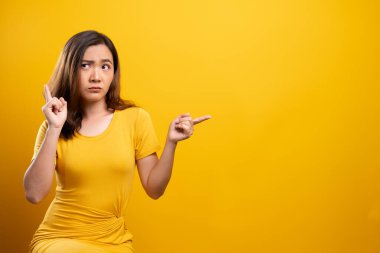 Sarı arka planda kendini yalnız hisseden kadın.