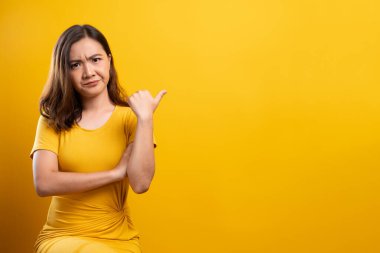 Kızgın kadın sarı arka planda izole edilmiş.