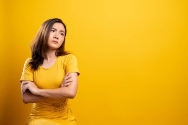 Üzgün kadın sarı arka planda izole edilmiş.
