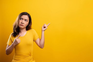 Sarı arka planda kendini yalnız hisseden kadın.