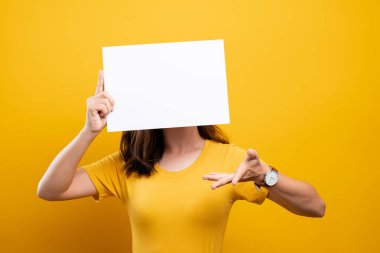 boş kağıt ile yüz kaplayan kadın