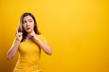 Sarı arka planda kendini yalnız hisseden kadın.