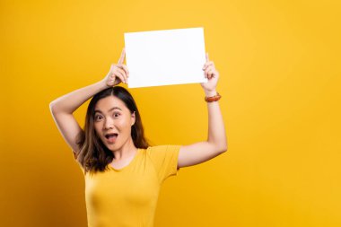 Sarı arkaplan üzerinde kağıt kopyalama alanı gösteren kadın