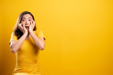 Kadın, sarı arka planda yalnız kalmaktan korkuyor.