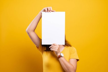 boş kağıt ile yüz kaplayan kadın