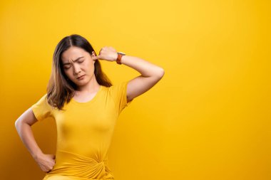 Bir parmak kulağının koyarak kadın