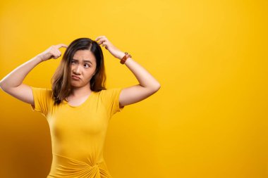 kadın başını tırmalamak