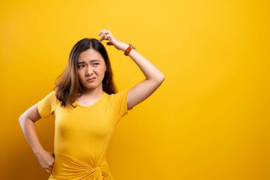 kadın başını tırmalamak