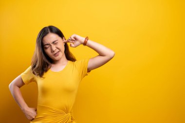 Bir parmak kulağının koyarak kadın