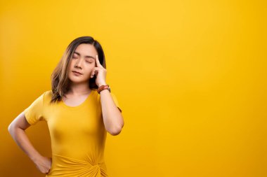 Kadının baş ağrısı sarı arka planda izole edilmiş.