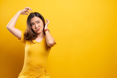 kadın başını tırmalamak