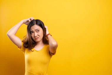 kadın başını tırmalamak