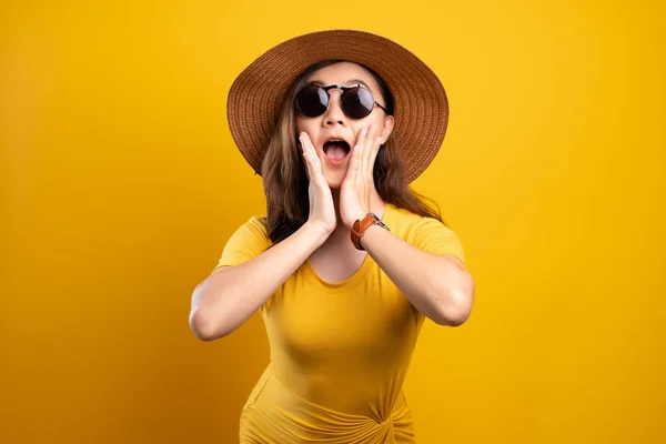 Mujer retrato con gafas de sol y sombrero aislado sobre amarillo b —  Fotos de Stock