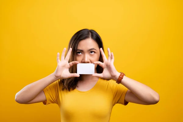 Mujer enojada cubriendo la cara con tarjeta de papel —  Fotos de Stock